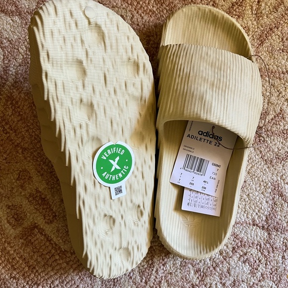 I bought the wrong size! Selling brand new Adidas Adilette slides. Size 7 mens. - Picture 2 of 3